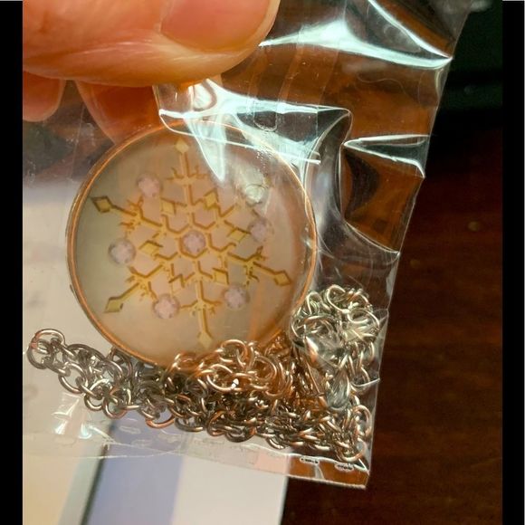 Holiday Snowflake Pendant on silvertone chain - Picture 1 of 2